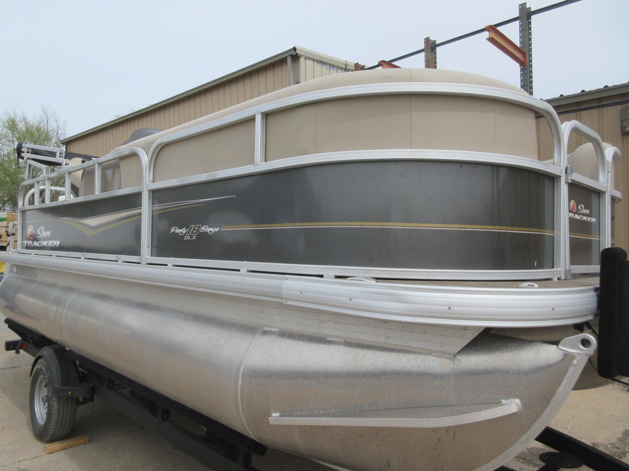 2022 Sun Tracker Party Barge 18 DLX
