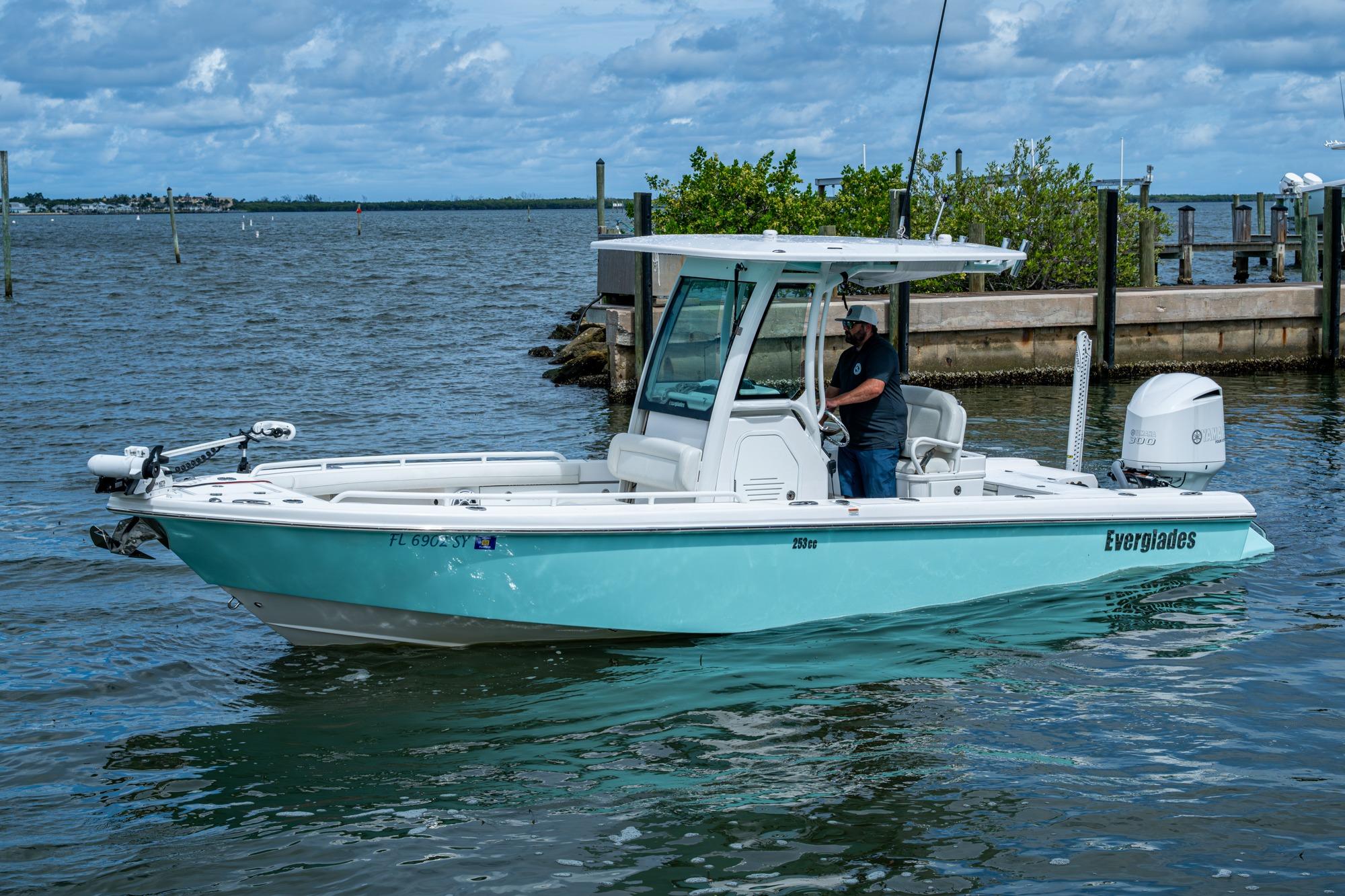 2021 Everglades 253 Center Console