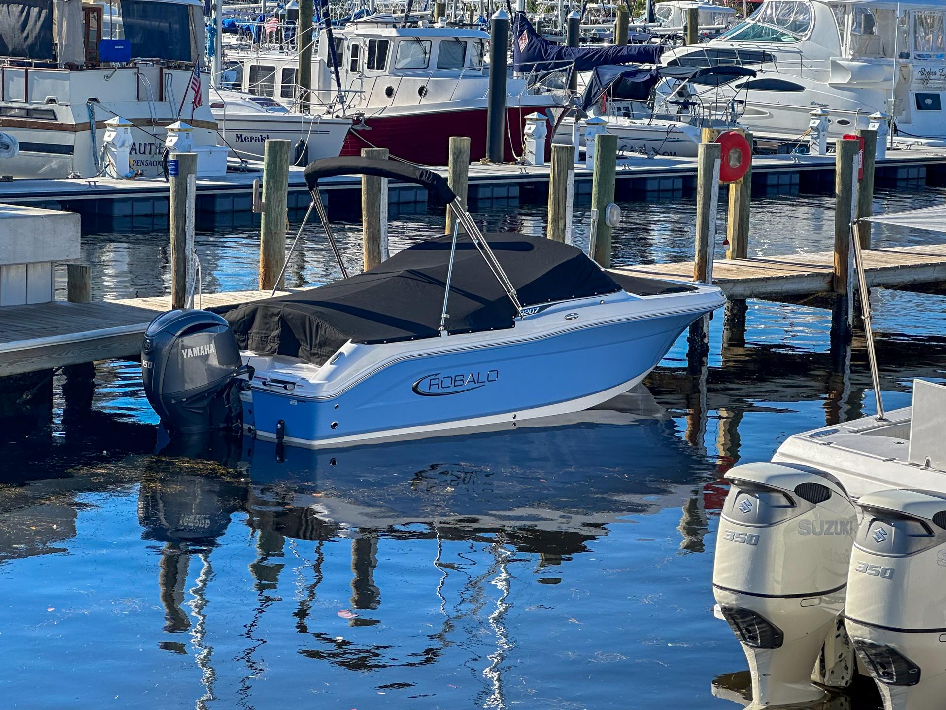 Robalo R207 Dual Console 2024 Robalo R207 Dual Console boat docked in a marina with Yamaha engine.