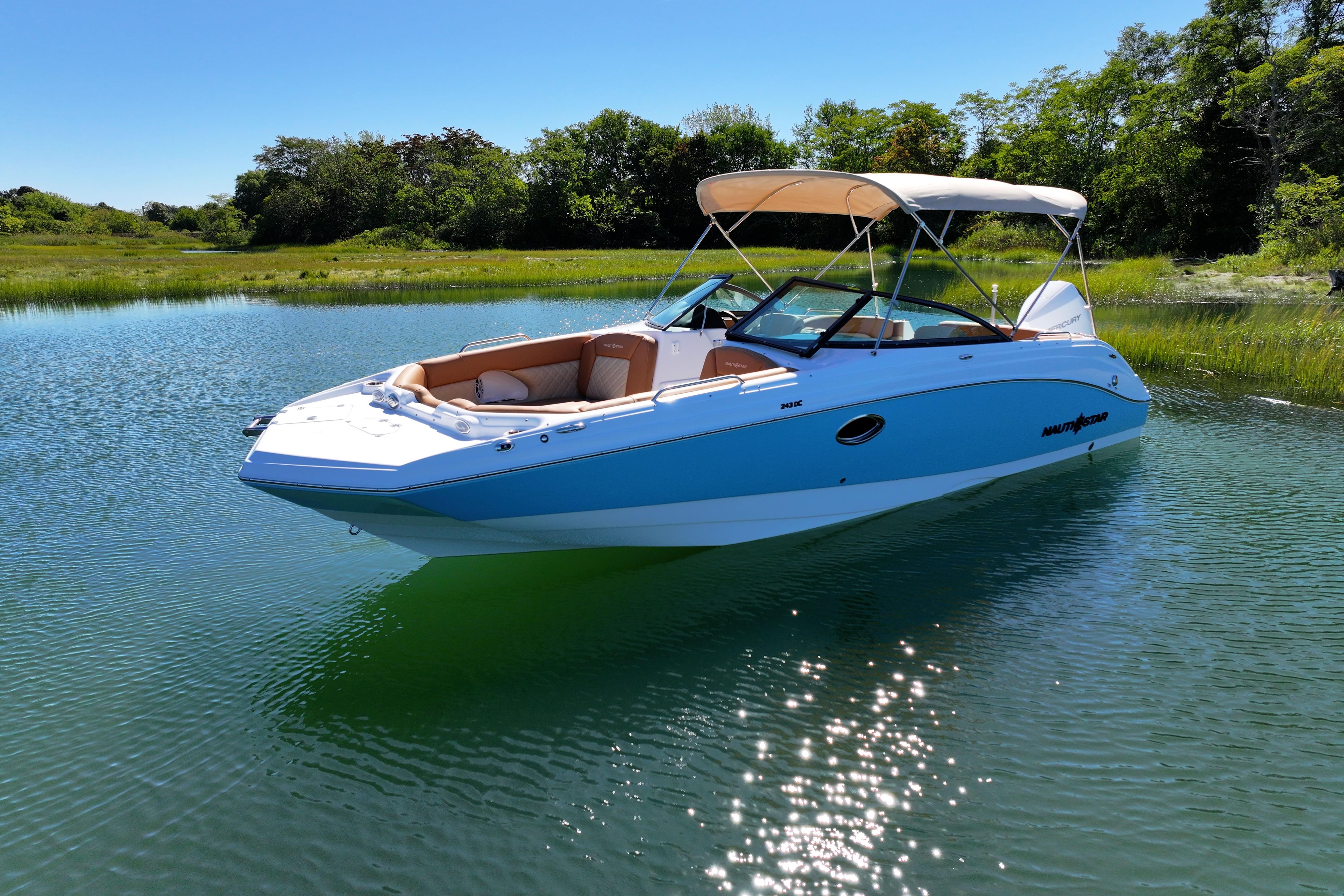 2025 NauticStar 243 DC Deck