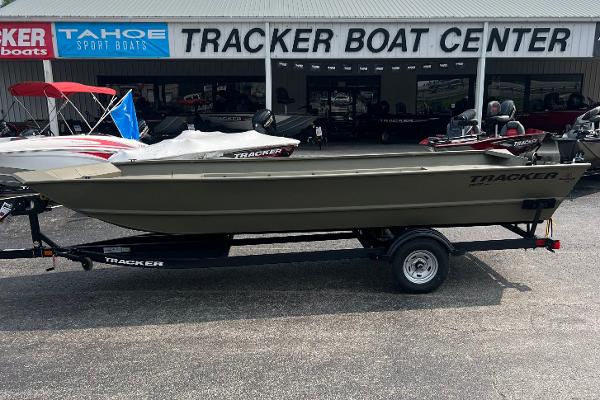 Tracker GRIZZLY 2072 Utility 2025 Tracker GRIZZLY 2072 Utility boat on trailer at Tracker Boat Center.
