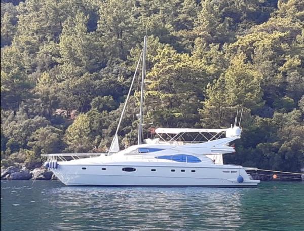 2004 Ferretti Yachts 590