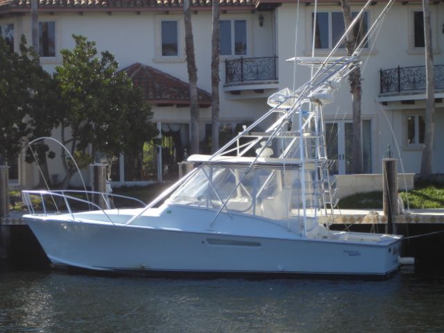 Stolper 35 EXPRESS 2002 Stolper 35 EXPRESS boat docked near waterfront homes.
