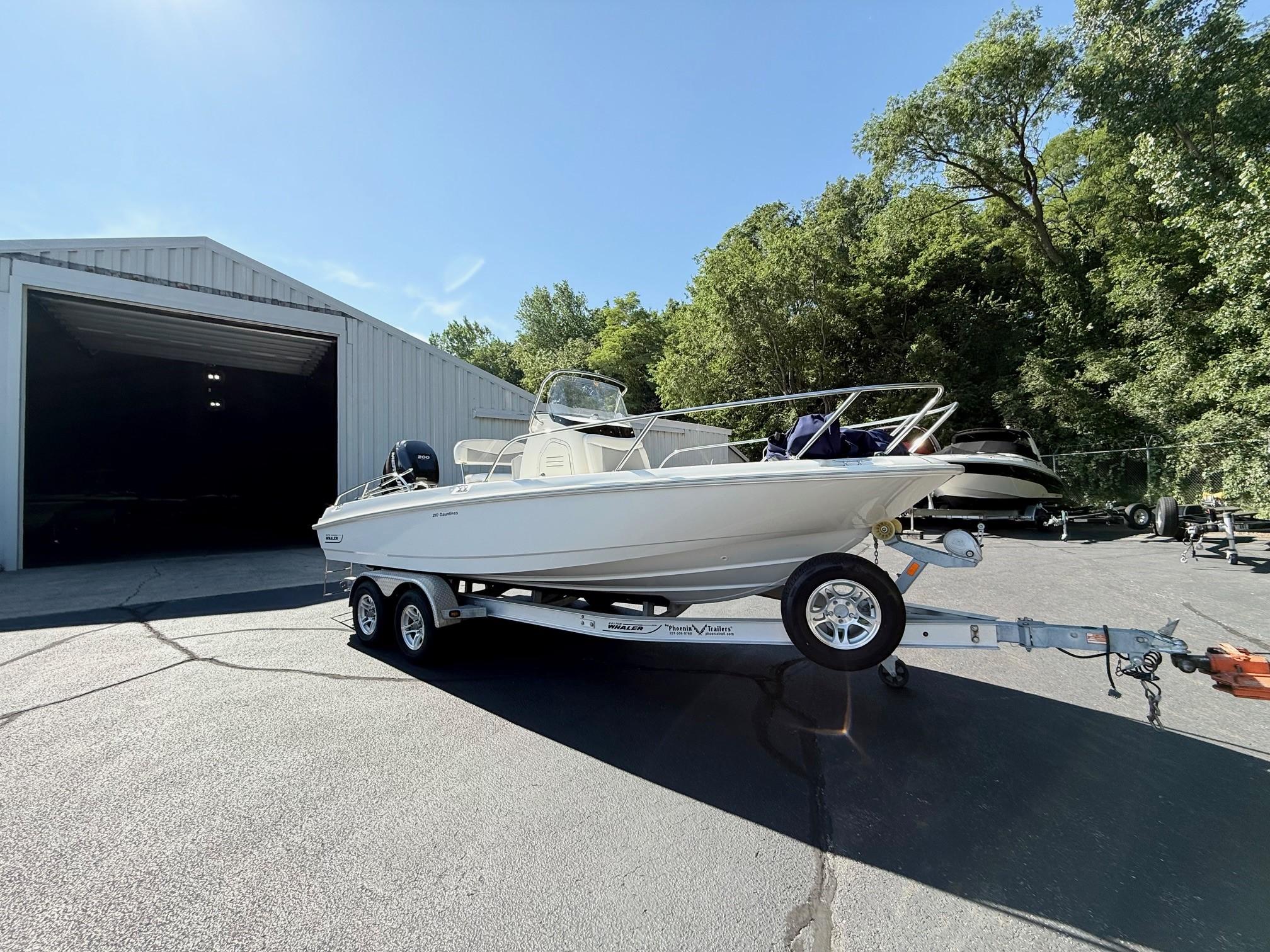 2016 Boston Whaler 210 Dauntless