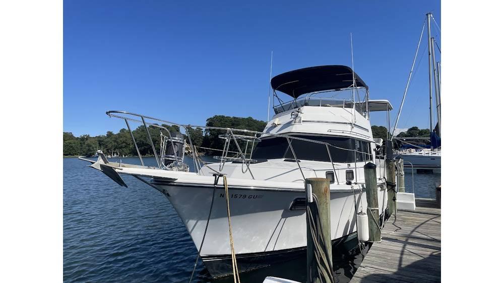 1986 Carver 3607 Aft Cabin