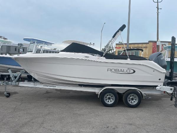 Robalo R207 Dual Console 2024 Robalo R207 Dual Console boat on a trailer.