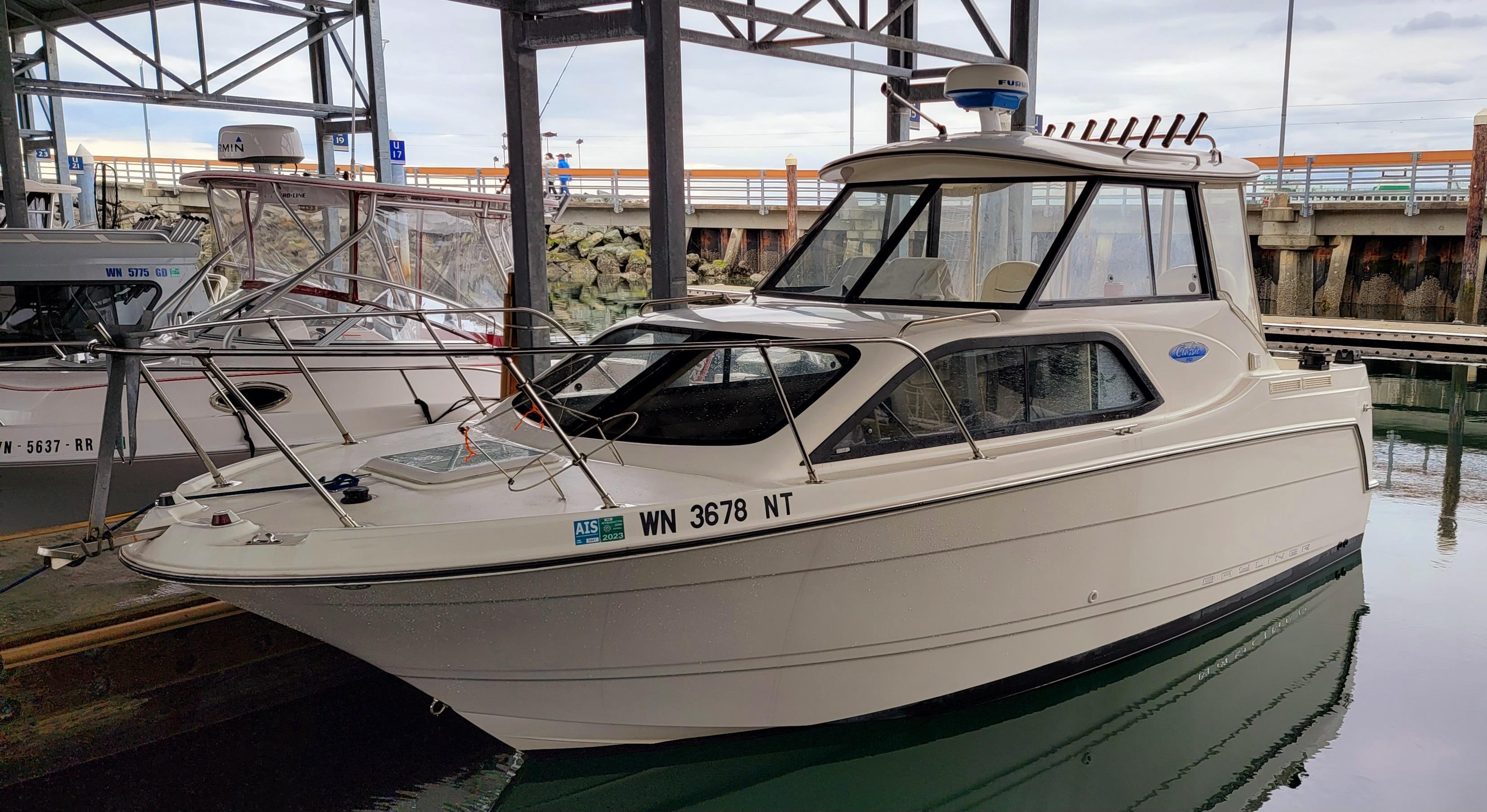 Bayliner Ciera Classic 2005 Bayliner Ciera Classic boat docked in a marina under a covered structure.