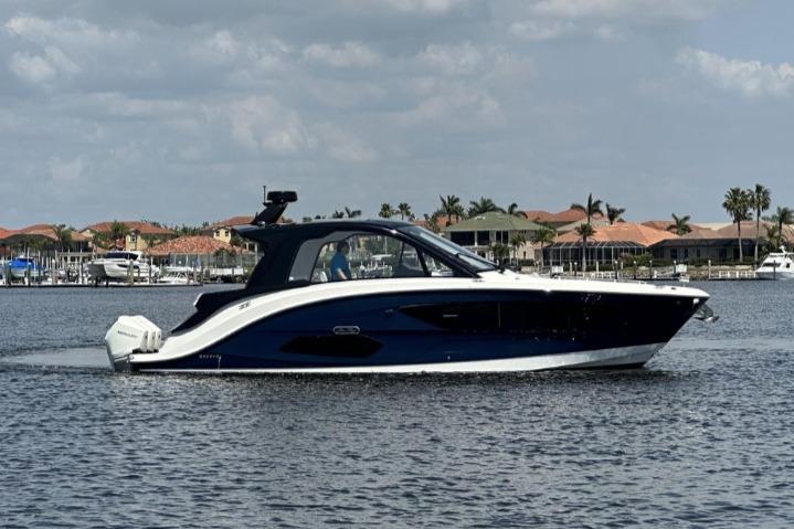 2022 Sea Ray Sundancer 370 Outboard
