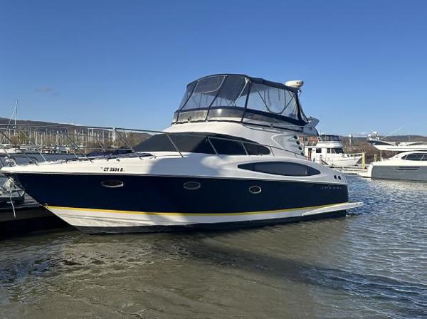 Regal Commodore 3880 2006 Regal Commodore 3880 yacht docked in marina, clear sky background.