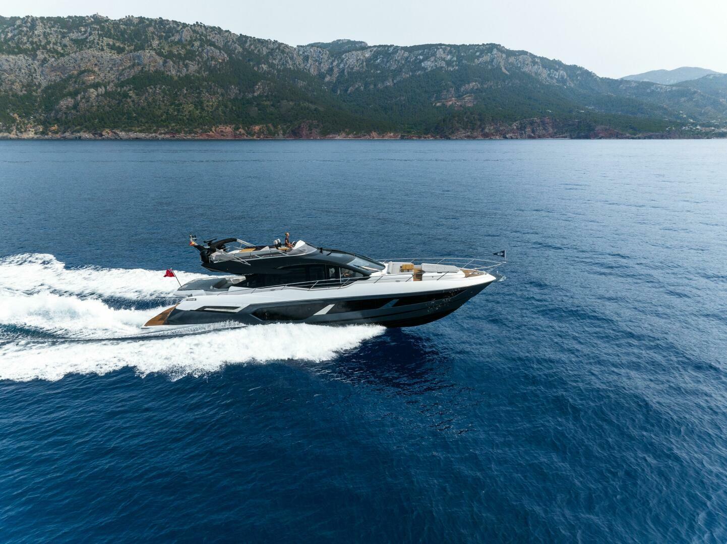 Sunseeker 75 Sport Yacht 2025 Sunseeker 75 Sport Yacht - Image 1