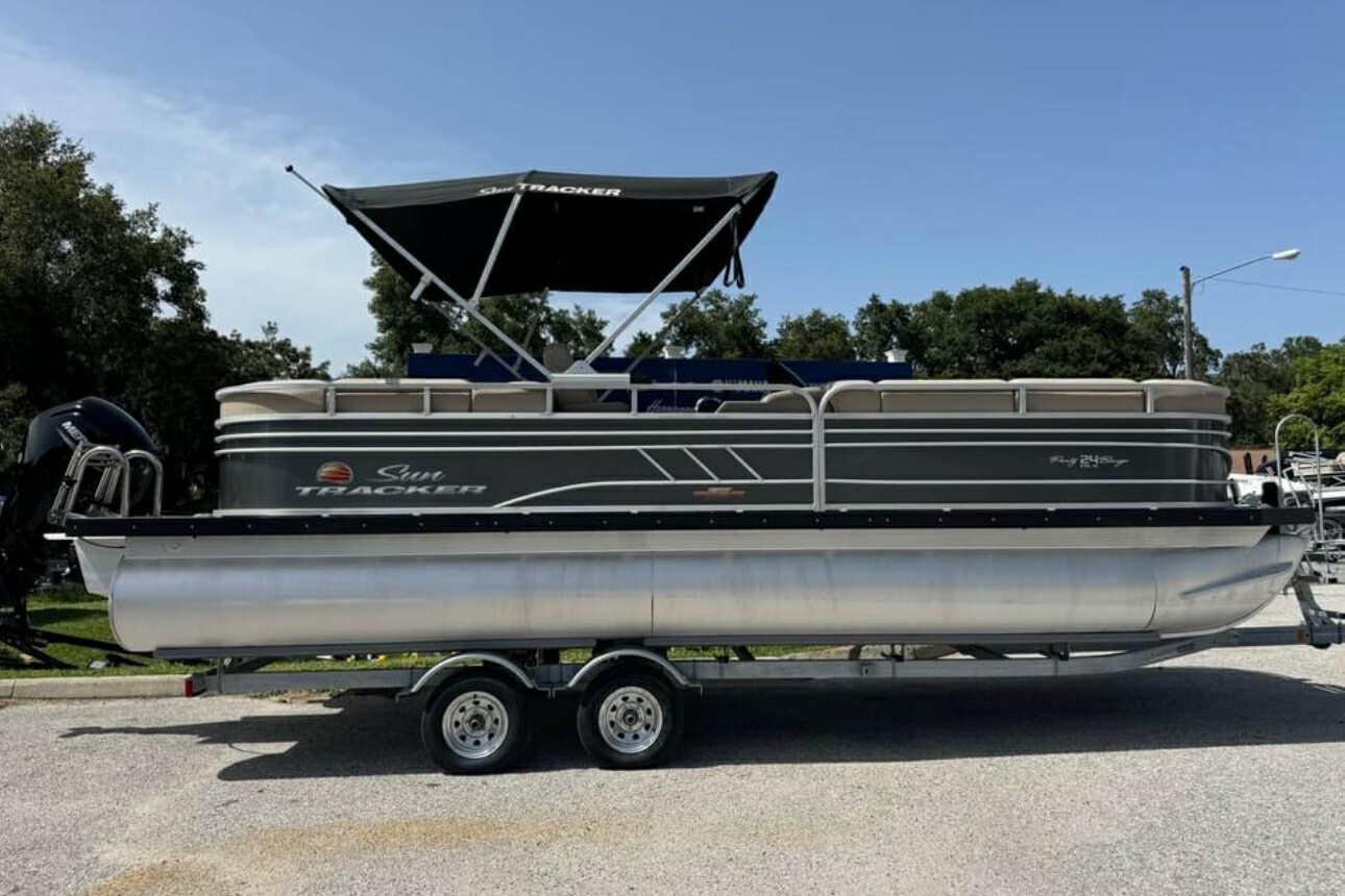 2024 Sun Tracker Party Barge 24 DLX