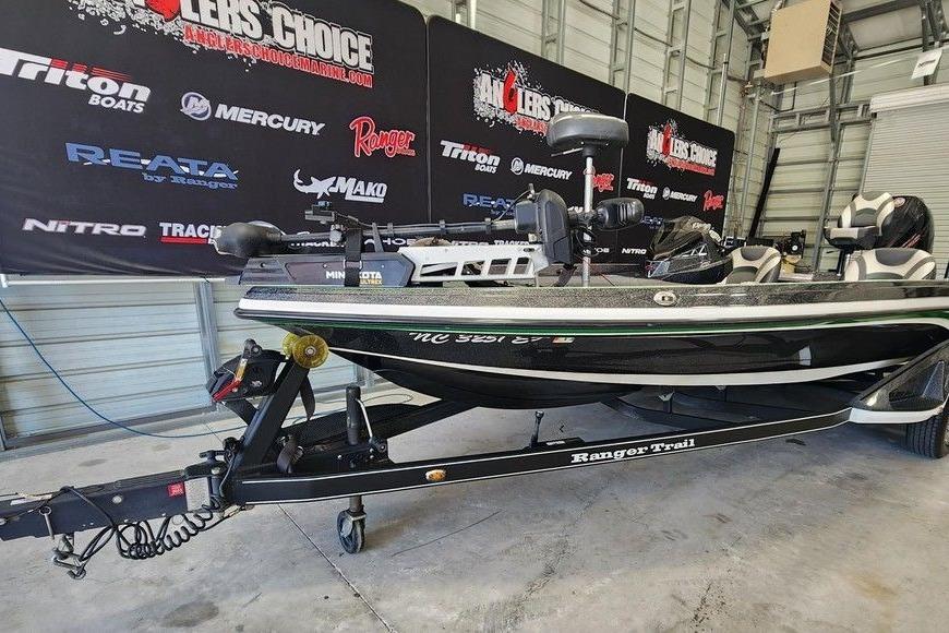 Ranger Z520L 2020 Ranger Z520L boat on trailer in showroom with branded backdrop.