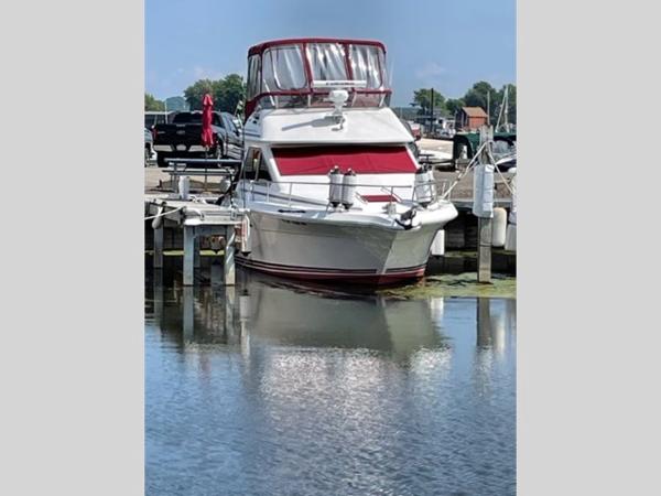 Sea Ray 300 Sedan Bridge 1989 Sea Ray 300 Sedan Bridge docked at a marina.