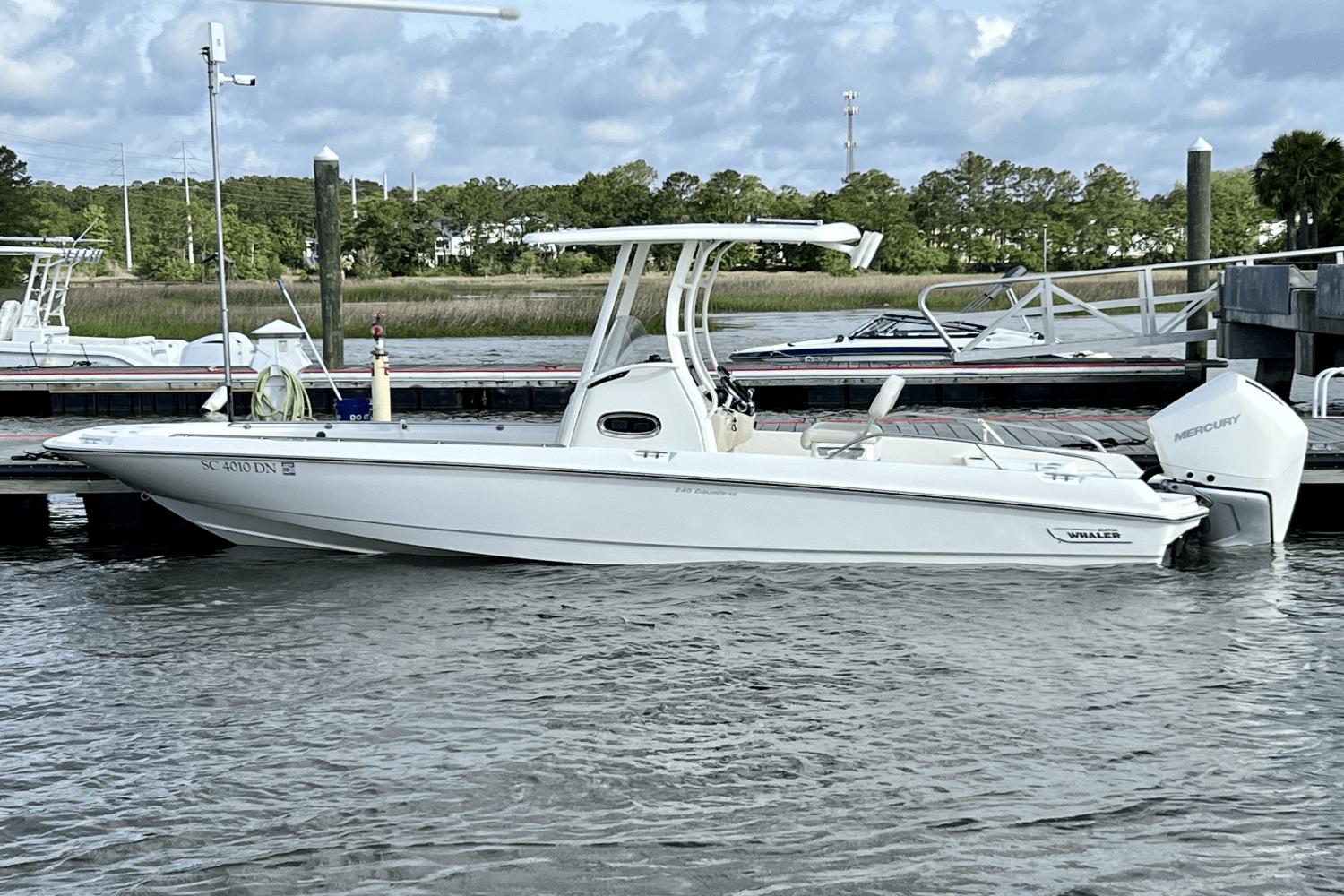 2020 Boston Whaler 240 Dauntless