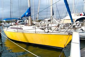 Jeanneau Sun Shine 36 Yellow 1983 Jeanneau Sun Shine 36 sailboat docked in a marina.