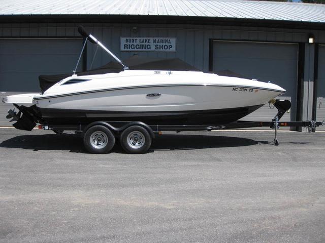 2013 Sea Ray SUNDECK 220 I/O MERCRUISER 5.0L
