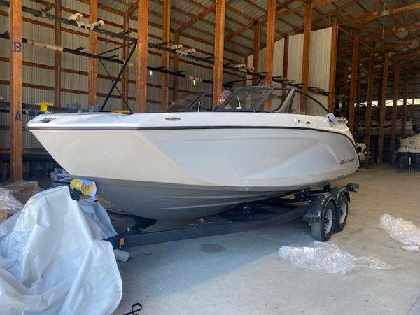 Yamaha Boats SX220 2025 Yamaha Boats SX220 in storage, on trailer, inside a large warehouse.