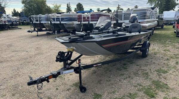 Tracker Bass Tracker Classic XL 2024 Tracker Bass Tracker Classic XL boat on trailer in outdoor lot.