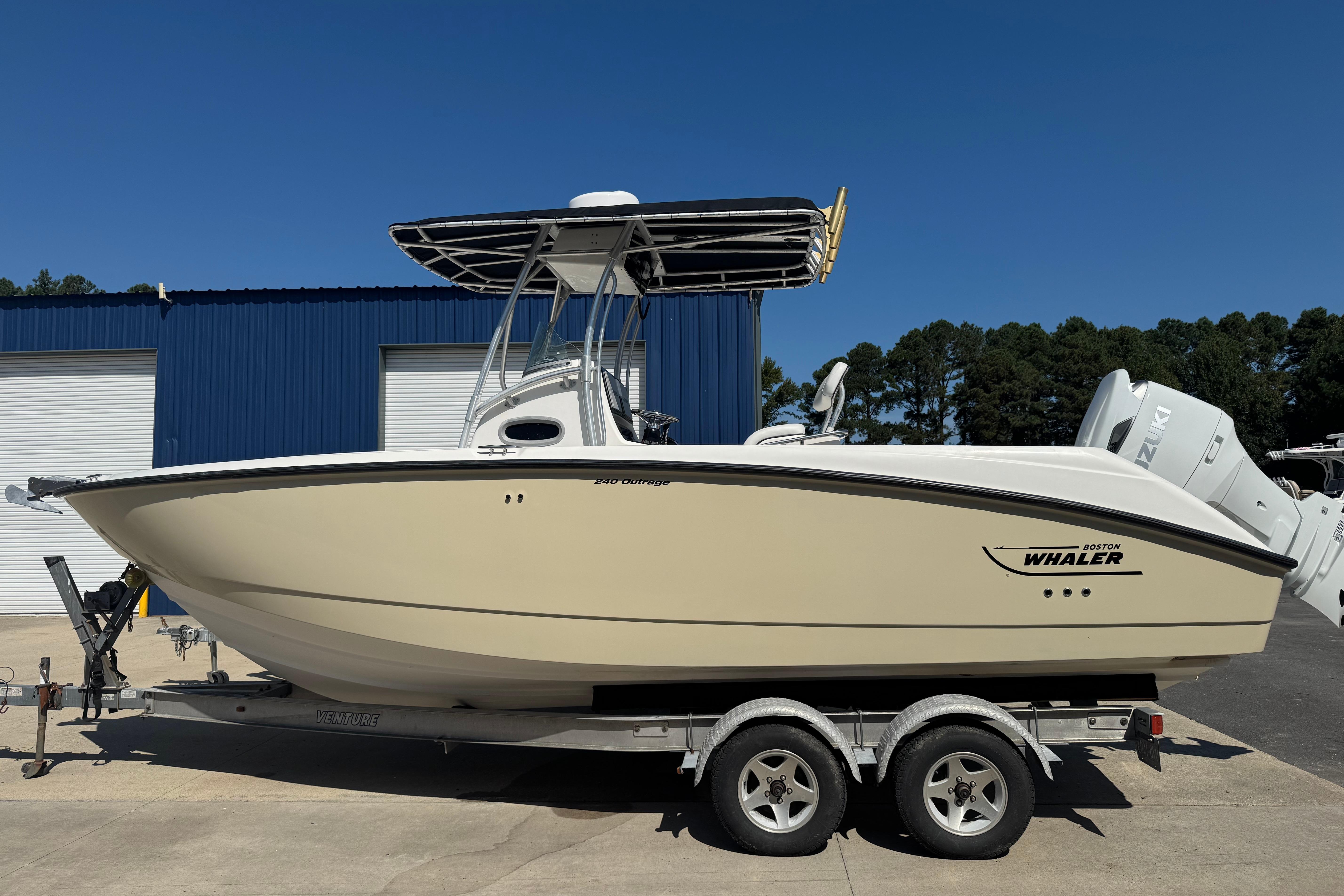 2003 Boston Whaler 240 Outrage