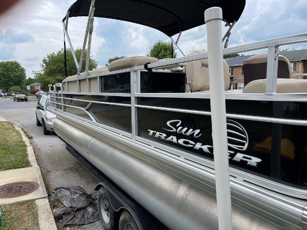 Sun Tracker Fishin' Barge 24 DLX