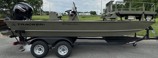 Tracker Grizzly 2072 CC Sportsman 2024 Tracker Grizzly 2072 CC Sportsman boat on trailer, side view.