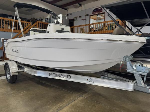 2025 Robalo R160 Center Console