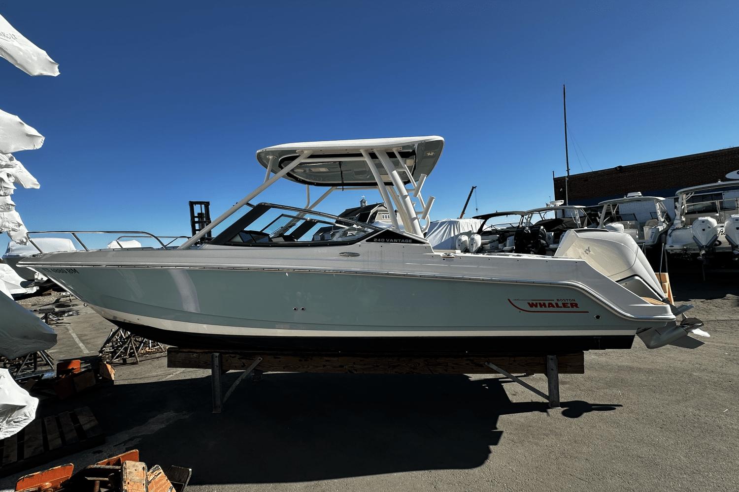 Boston Whaler 240 Vantage