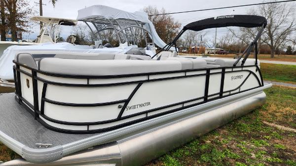Godfrey SWEETWATER 2286 SB 2025 Godfrey SWEETWATER 2286 SB pontoon boat with sleek design and comfortable seating.