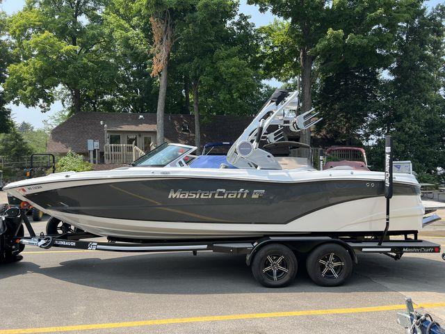 MasterCraft XT23 Image 1
