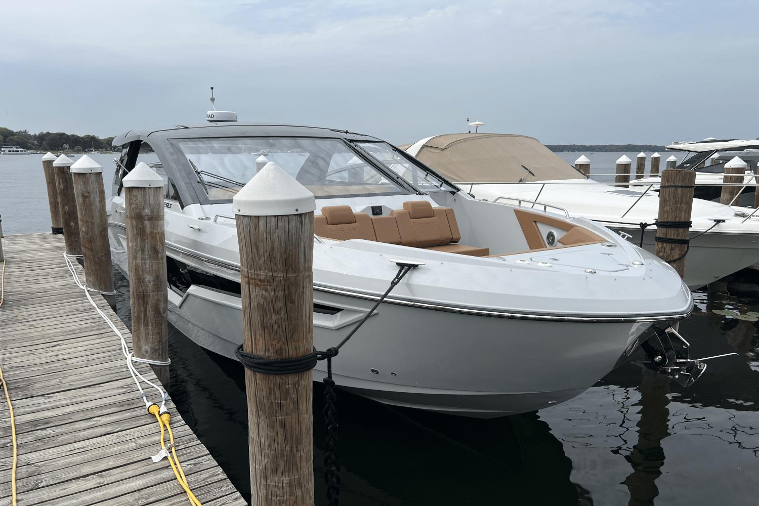 2025 Cruisers Yachts 42 GLS Outboard