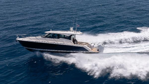 Tiara Yachts 48 LE 2024 Tiara Yachts 48 LE cruising swiftly on open ocean waters.