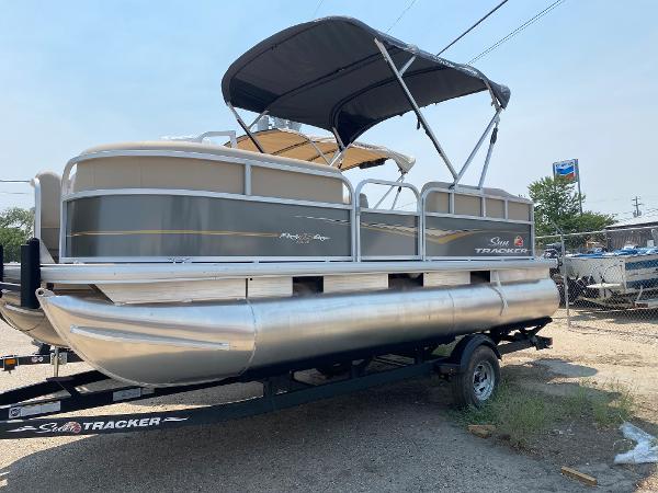 Sun Tracker 18DLX Party Barge with trailer