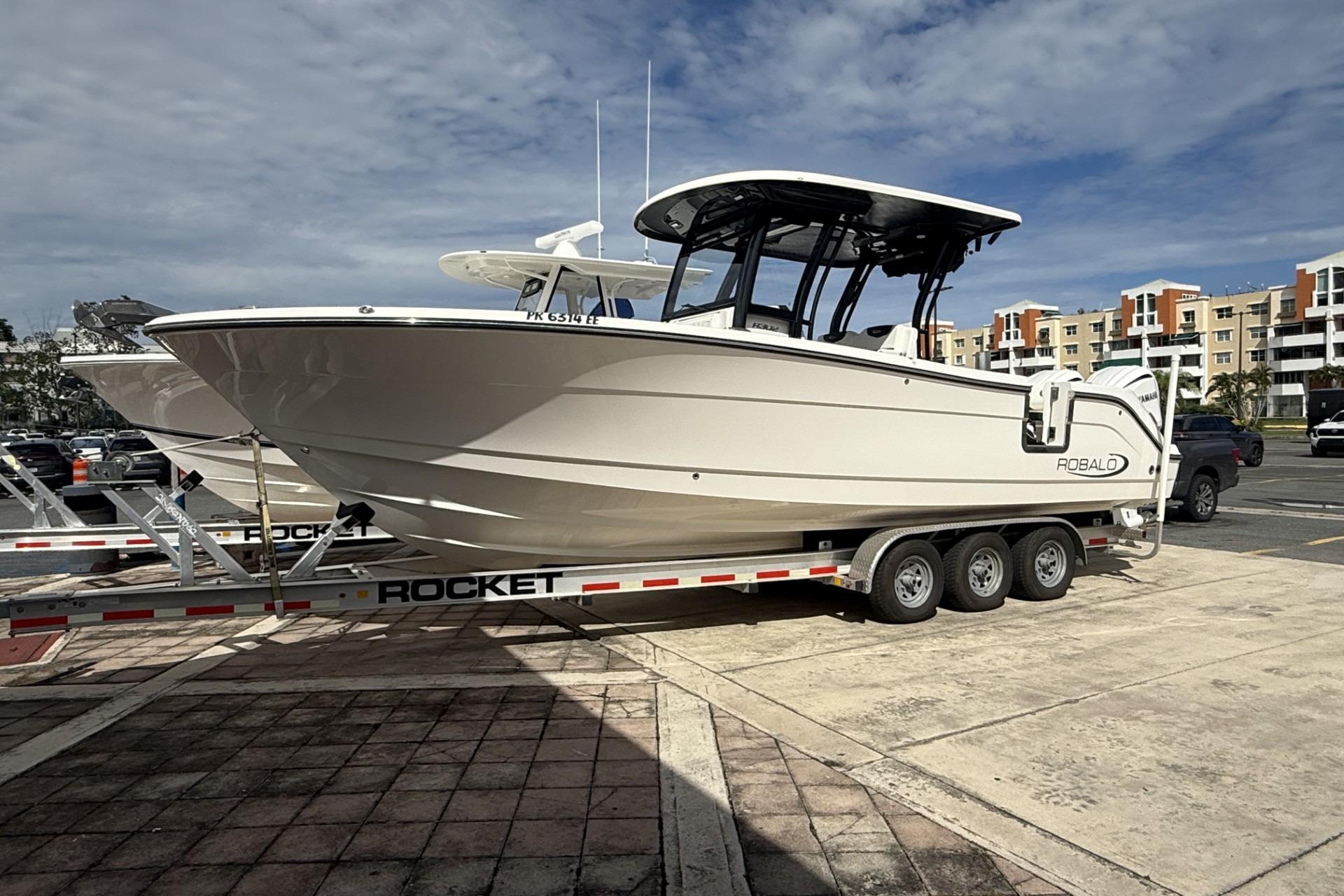 2023 Robalo R302 Center Console