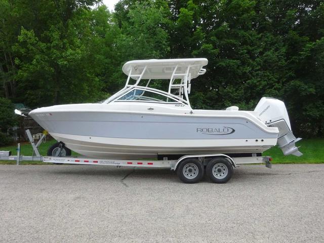 2022 Robalo R247