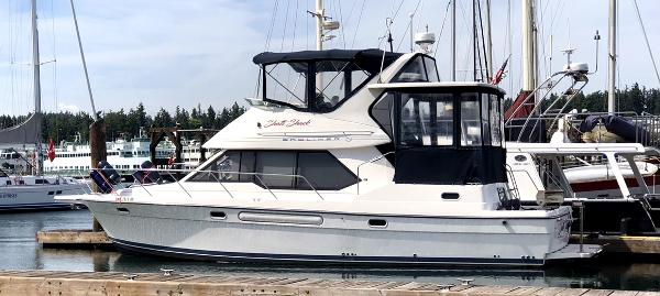 Bayliner 4087 Aft Cabin Motoryacht 2000 Bayliner 4087 Aft Cabin Motoryacht docked at a marina.