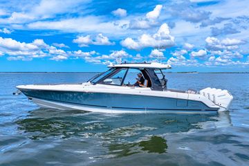 2025 Boston Whaler 380 Realm