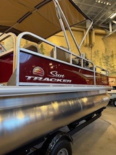 Sun Tracker Bass Buggy 18 DLX 2025 Sun Tracker Bass Buggy 18 DLX pontoon boat in showroom display.