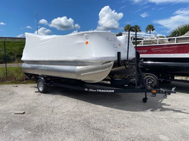 2026 Sun Tracker Party Barge 16 DLX
