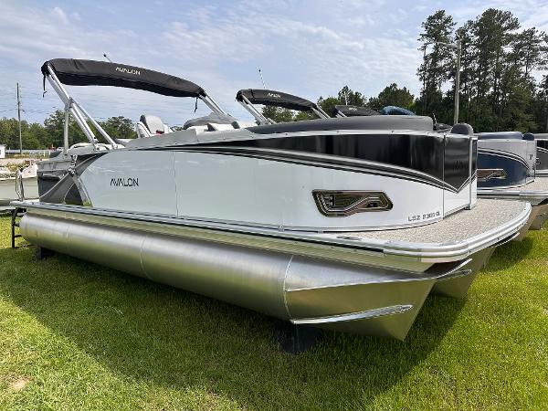 Avalon LSZ Quad Lounger 2025 Avalon LSZ Quad Lounger pontoon boat on grass, side view.