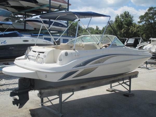 Sea Ray 210 Sundeck Starboard Quarter