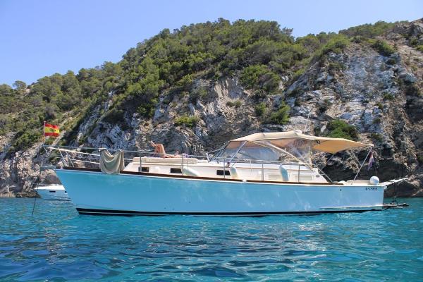 Grand Banks 38 eastbay express 38 2002 Grand Banks 38 Eastbay Express yacht anchored near rocky coastline.