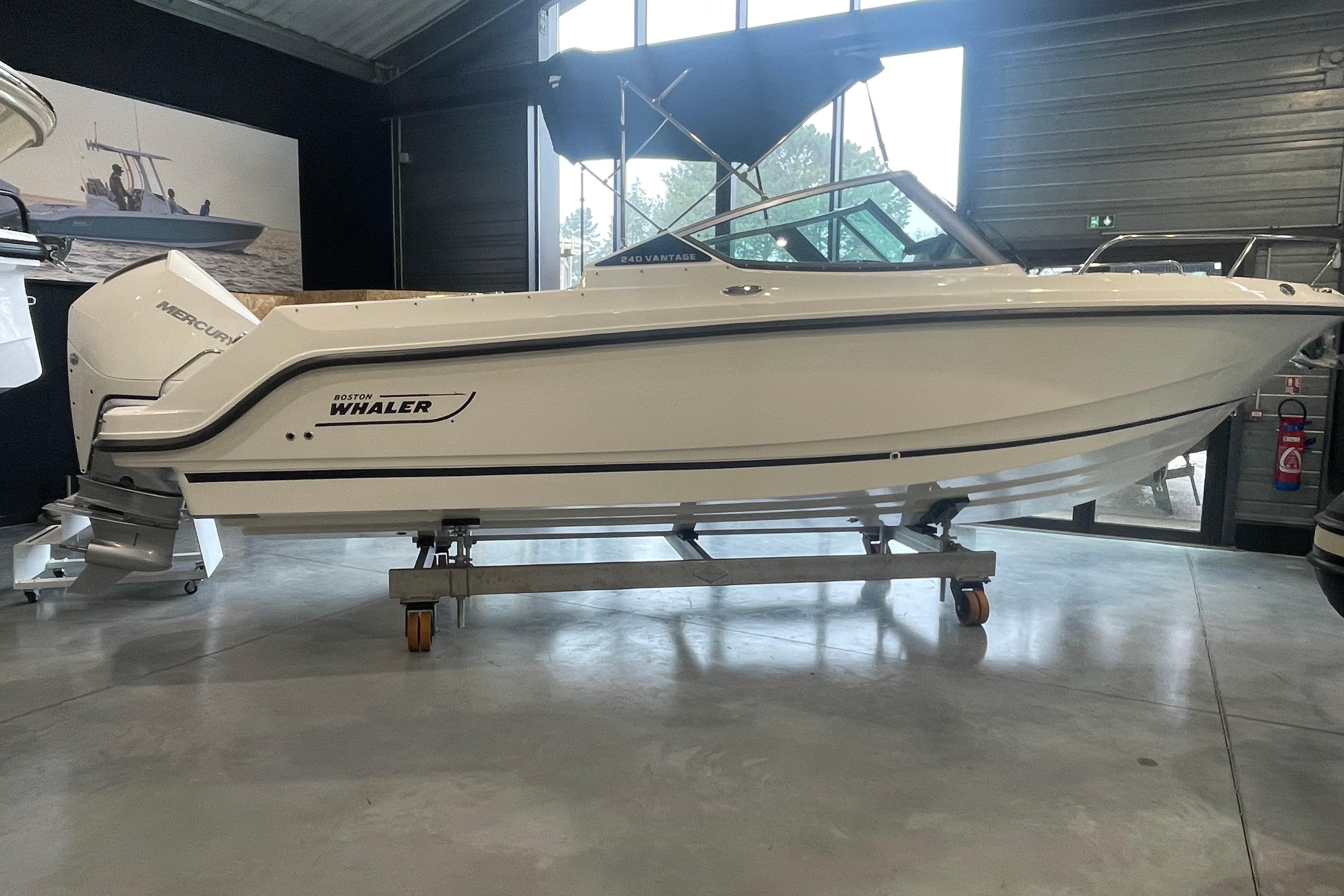 2025 Boston Whaler 240 Vantage