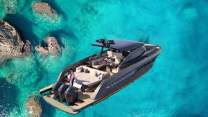 Bekkers Yachts AZUR 45HT – OUTBOARD VERSION (NEW BUILD) Luxury Bekkers Yachts AZUR 45HT 2026 cruising in clear turquoise waters.