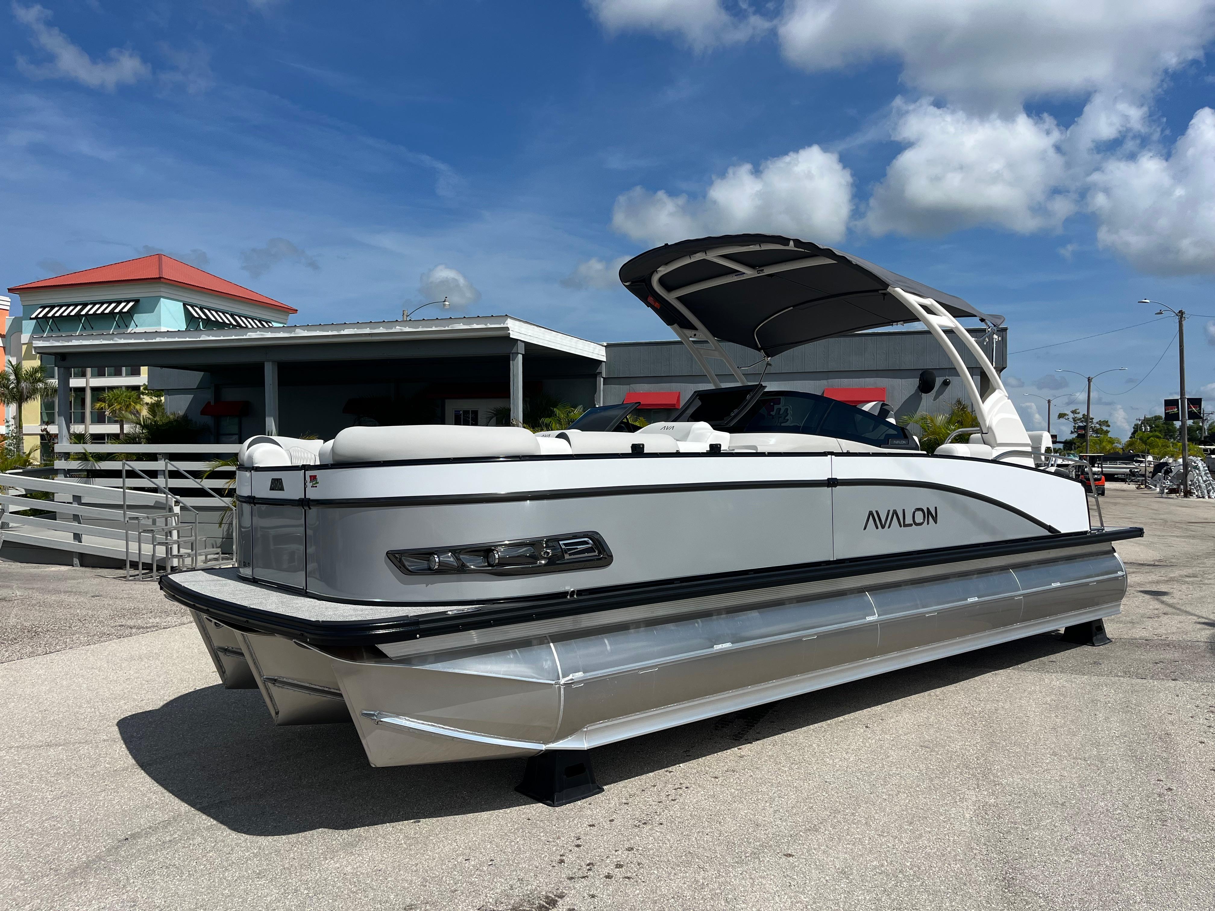 Avalon 2585 Catalina Windshield Quad Lounger Shift, Tri toon, Mercury 350hp V-10 2026 Avalon 2585 Catalina Windshield Quad Lounger, Tri-toon boat with Mercury 350hp V-10 engine.