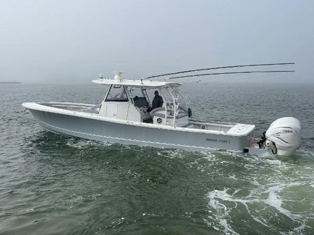 2023 Regulator 30XO Boat Test, Pricing, Specs