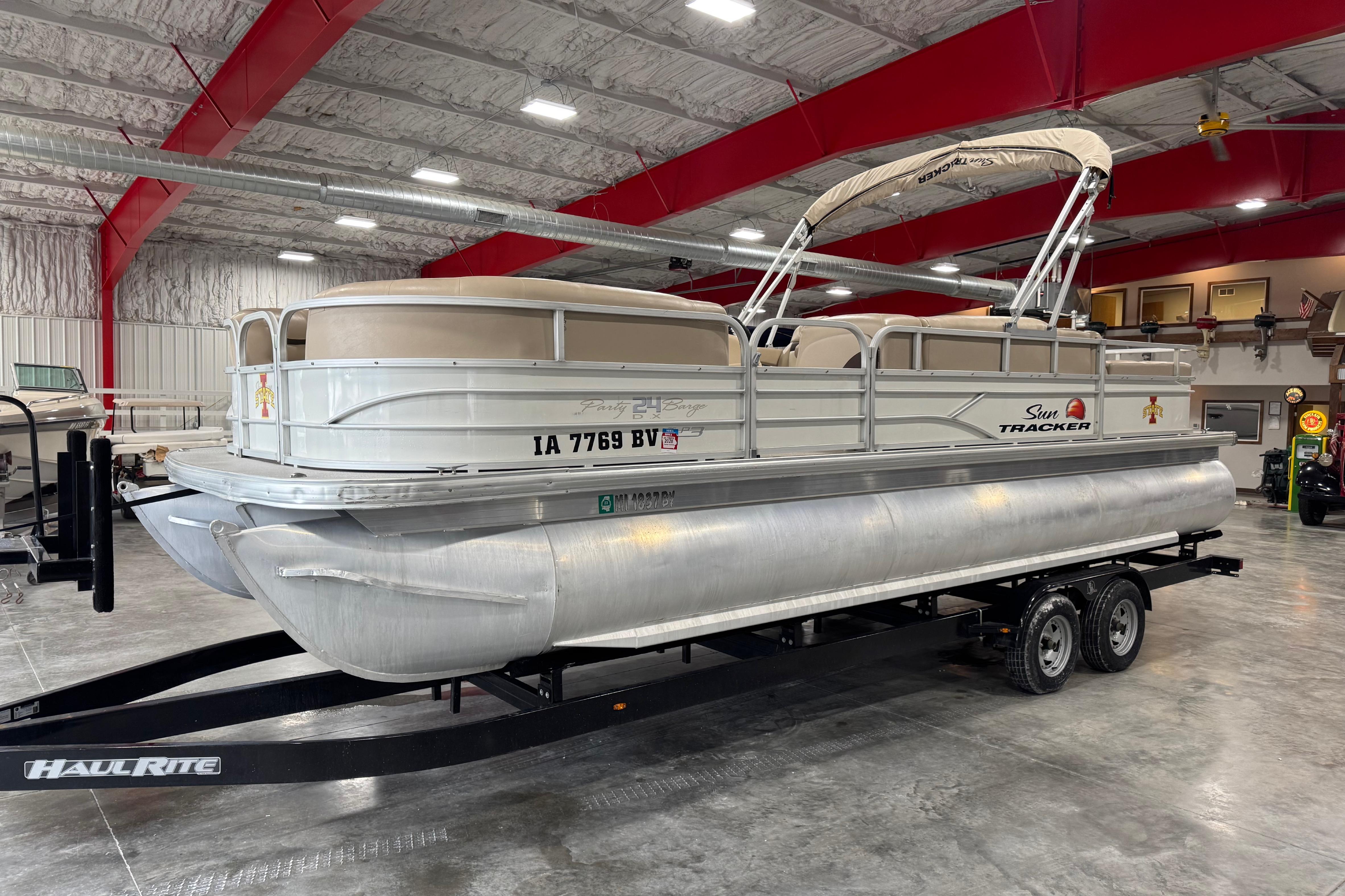2016 Sun Tracker Party Barge 24 DLX XP3