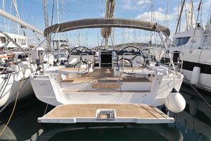 Hanse 460 2022 Hanse 460 yacht docked at marina, showcasing sleek design and dual steering wheels.