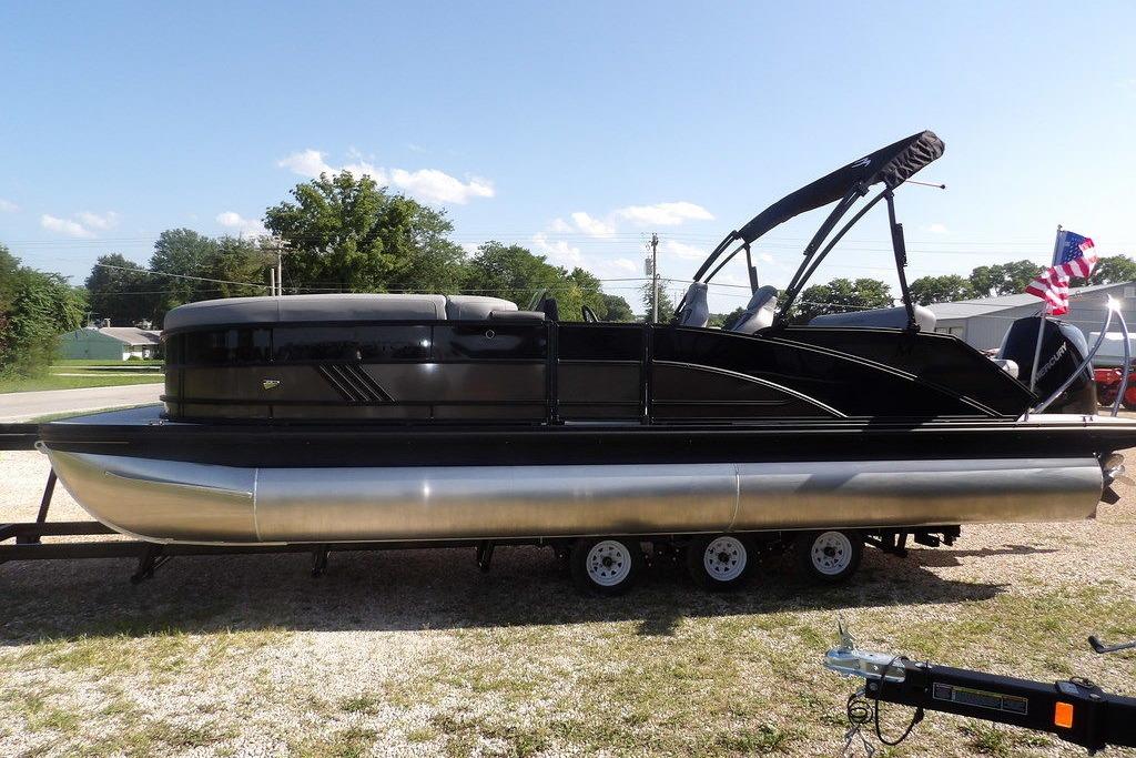 Bennington M Swingback 24 MSB 2026 Bennington M Swingback 24 MSB pontoon boat on trailer, sunny day.