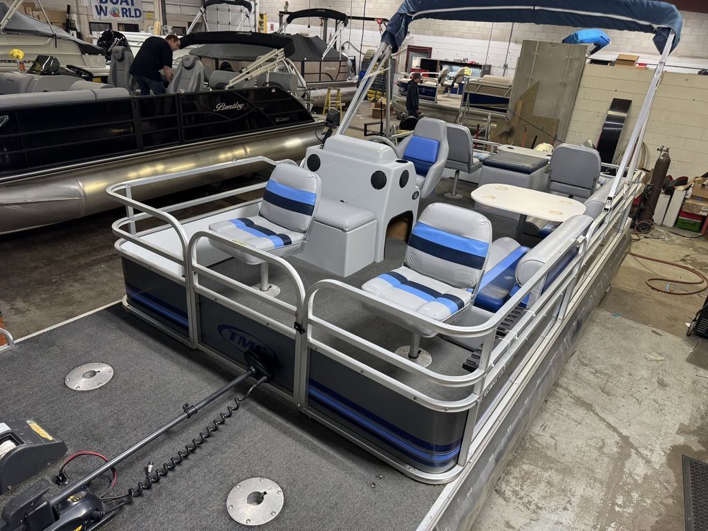 2002 TMC 2200 FM Pontoon