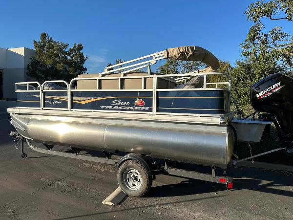 2025 Sun Tracker Bass Buggy 18 DLX